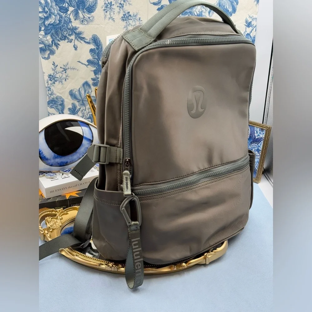 🆕 lululemon athletica 🧿 NWOT New Crew Backpack, Bay Leaf (Olive Green) - 22L